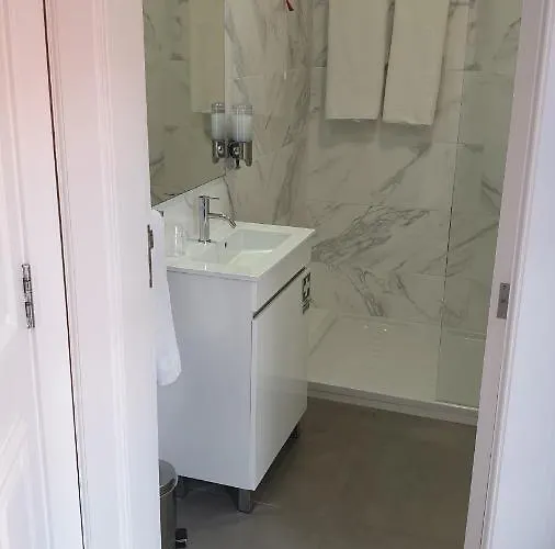 Edificio Charles 303 *